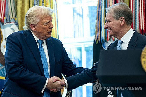 트럼프 미국 대통령(왼쪽)과 앳킨스 SEC 위원장[워싱턴 EPA=연합뉴스]